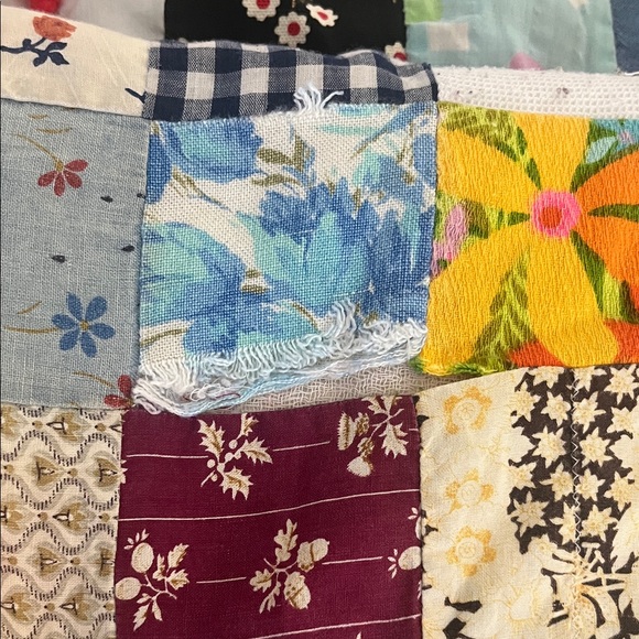 VINTAGE HANDMADE QUILT Colorful Patchwork PIECED POSTAGE STAMP/ SCRAP Memory - Picture 15 of 15
